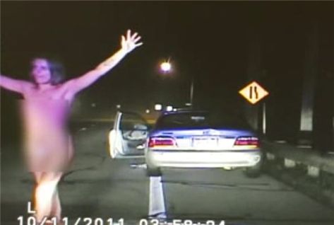 한밤중 알몸 만취운전 여성의 질주