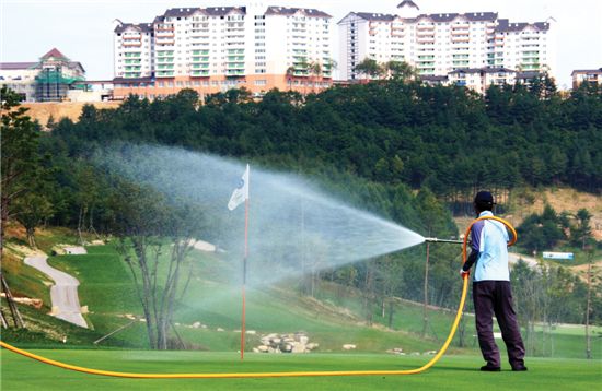 최근 골프장들이 ‘날씨경영’을 도입, 농약 살포 횟수를 줄여 비용을 절감하는 사례가 늘고있다. 사진은 골프장에서 목초액을 뿌리는 모습.[사진:연합]