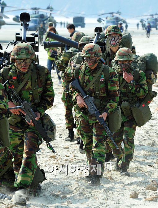 [포토] 백령도 해안가에 상륙하는 해병대