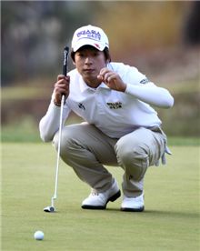  김승혁이 NH농협오픈 둘째날 15번홀에서 퍼팅라인을 살피고 있다. 사진=KGT제공