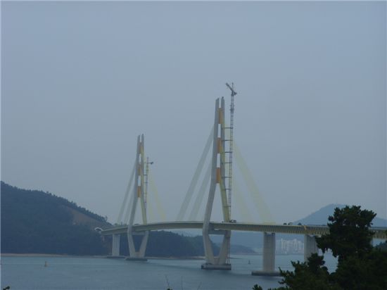 전남 고흥군에 거금도에서 바라본 거금도 연도교(거금대교) 전경. 이 다리(현대건설 시공)가 올해 말 완공되면 지역 명물로 자리잡을 전망이다.




소록도에서 바라본 