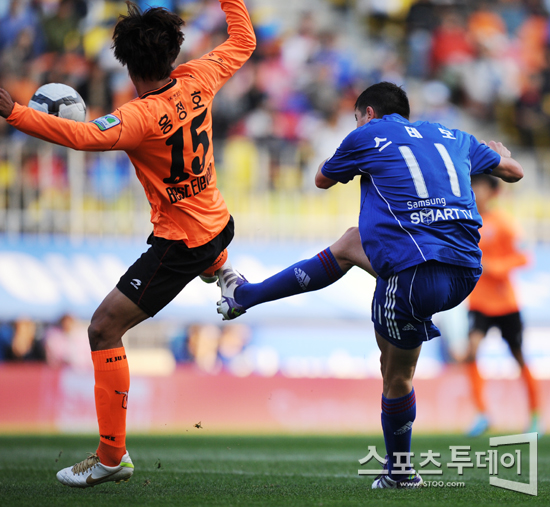 [포토] 홍정호 '몸 날려 슈팅 저지'