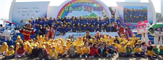 현대자동차는 30일(日) '제24회 대한민국 어린이 푸른나라 그림대회’ 본선을 서울 여의도 한강공원에서 성황리에 개최했다. 사진은 참가 어린이들이 기념촬영을 하고 있는 모습.