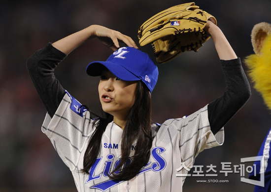 [포토] 김연아 '시구 마친 뒤 깜찍한 하트'