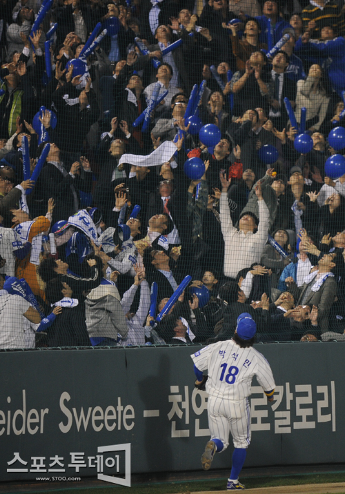 [포토] '흰 점 하나에 쏠린 수 많은 시선들'