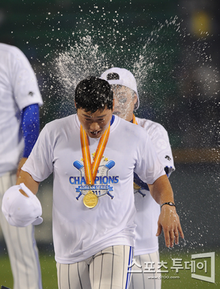 [포토] 오승환 한국시리즈 MVP 축하 샴페인