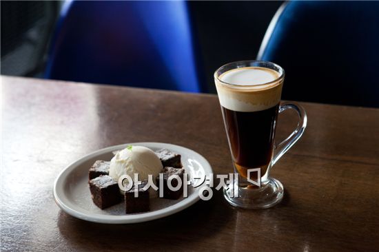[아시아경제의 건강맛집] 커피맛, 참 眞하다 - 서교동 'COFFEELAB 커피랩'