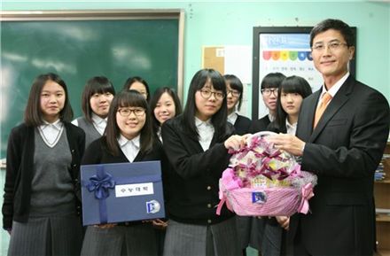 방갑산 한성대 입학처장이 한성여자고등학교 3학년 정미정 양에게 수능 응원 선물을 전달하는 모습