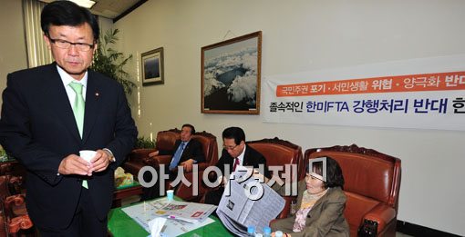 [포토] 국회 외통위 점거한 야당 의원들