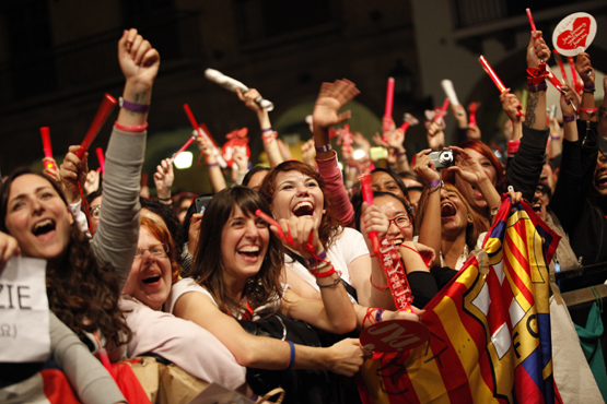 Fans cheer for JYJ during the trio's concert in Barcelona, Spain on October 29, 2011. [C-JeS Entertainment]