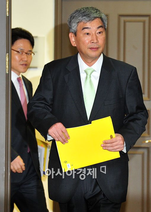 [포토] '부산저축은행 비리 수사 결과 손에 들고..'