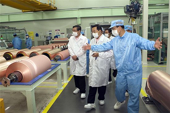 [포토]전지박 생산라인 둘러보는 구자홍 LS회장