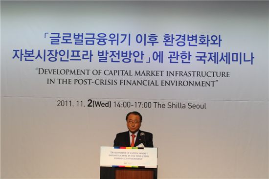 김경동 한국예탁결제원 사장이 2일 서울 신라호텔에서 열린 국제세미나에서 환영사를 하고 있다.
