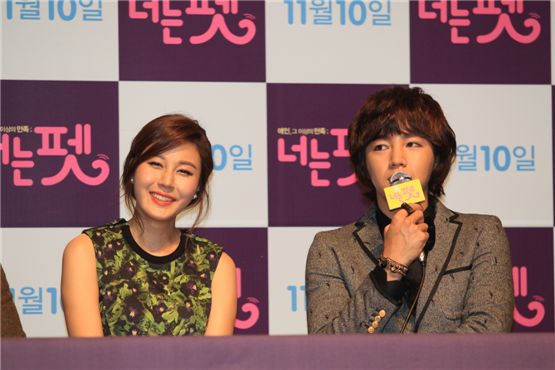 Actress Kim Ha-neul (left) and actor Jang Keun-suk (right) attend the press screening for their movie "You Are My Pet" held in Seoul, South Korea on November 2, 2011. [&Credit]