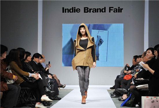 [포토]인디브랜드페어 '이런 옷 색다르죠?'