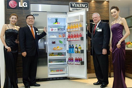 3일 여의도 LG트윈타워에서 LG전자 이영하 HA사업본부장(왼쪽 두번째)과 바이킹레인지社 데일 퍼슨(Dale A. Persons) 사업개발담당(왼쪽 세번째)이 최고급 빌트인 가전 'LG-VIKING' 출시 행사에서 양문형 냉장고를 소개하고 있다. 
