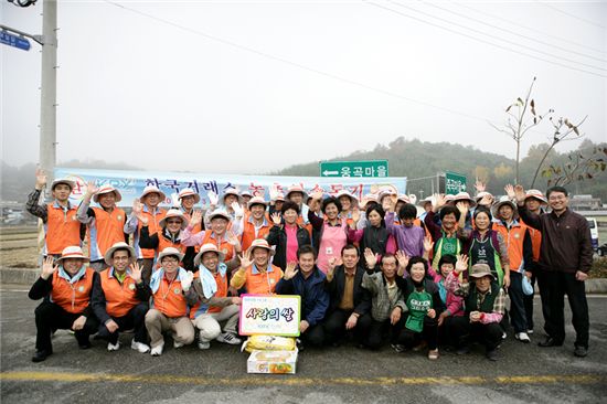 한국거래소 임직원들과 죽곡리 마을주민들의 단체기념사진.
