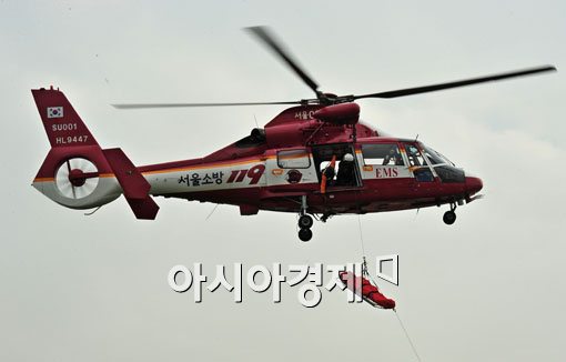 [포토] 헬기를 이용한 인명 구조 훈련 시범
