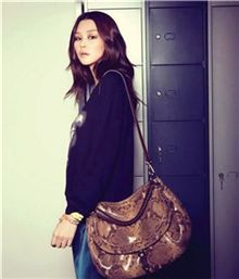 (주)동양의 패션브랜드 ‘미타’는 두가지 이상의 컬러와 소재를 사용하는 ‘믹스 앤 매치’와 플랩백으로 디자인을 차별화해 소비자들에게 폭발적인 반응을 얻고 있다.