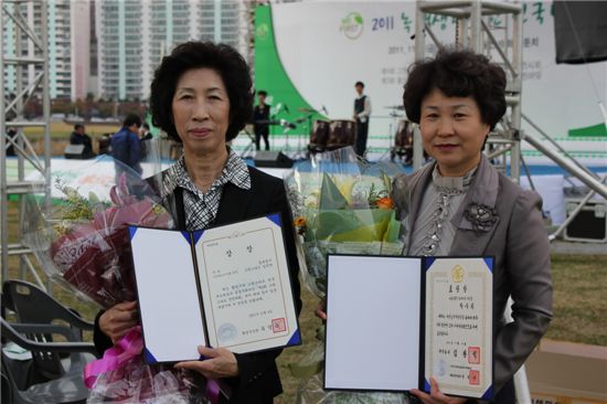 최두봉 동대문구 그린스타트실천단장(왼쪽)과 국무총리상을 수상한 박숙희 단원이 표창장을 들어보이고 있다.
