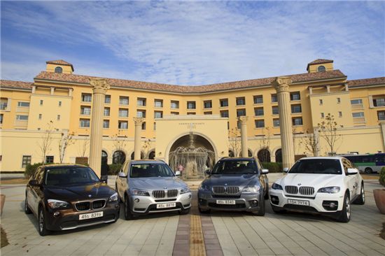 BMW 코리아는 지난 3~4일 강원도 속초에서 미디어 대상 'BMW 그룹 xDriving 익스피리언스' 시승 행사를 개최했다. 이번 행사에는 BMW의 인텔리전트 사륜구동 시스템인 xDrive가 장착된 BMW X1, X3, X5, X6, 액티브하이브리드 X6, 535i xDrive, 550i xDrive, 그란투리스모 xDrive, 750Li xDrive와 MINI ALL4 시스템이 장착된 MINI 컨트리맨 ALL4 등 차량이 총출동했다.