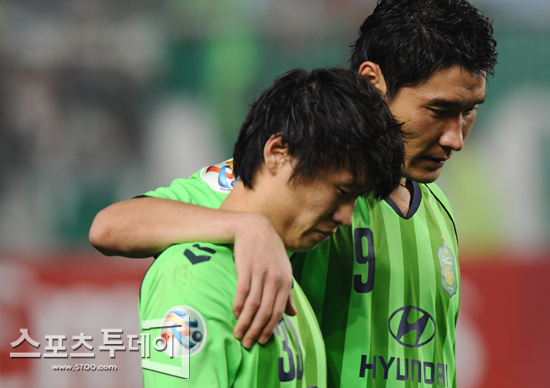 패배의 아쉬움 속에서도 실축한 후배의 어깨가 먼저 시야에 들어온 정성훈. 조용히 박원재의 어깨를 감쌌다. 