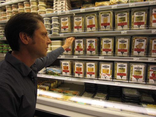 미국 샌프란시스코 버클리 보울(Berkeley Bowl)) 내추럴 마켓 매장에서 한 미국인이 풀무원 USA 제품들을 살펴보고 있다.