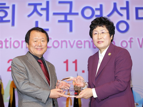 염홍철(왼쪽) 대전시장이 5일 김정숙 한국여성단체협의회 회장으로부터 우수자치단체장상을 받고 있다.