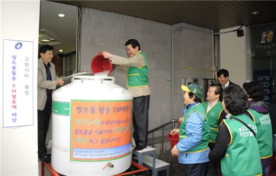 김기동 광진구청장이 쌀뜨물을 활용한 EM배양식을 갖고 있다.