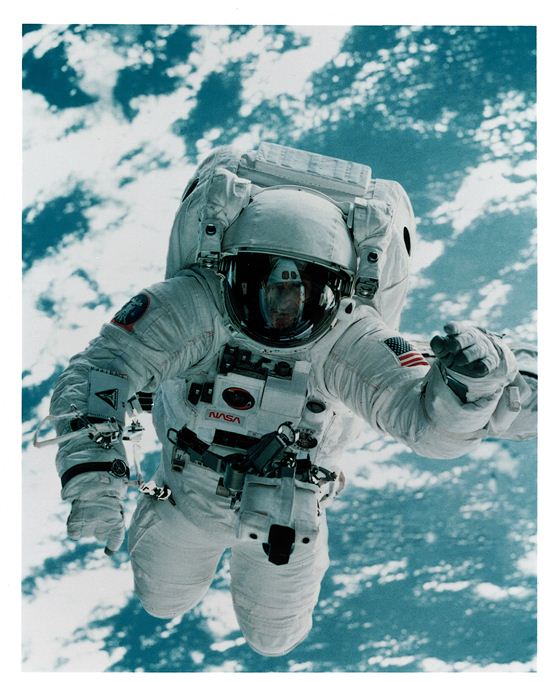 오메가의 문워치를 차고있는 나사의 우주 비행사.