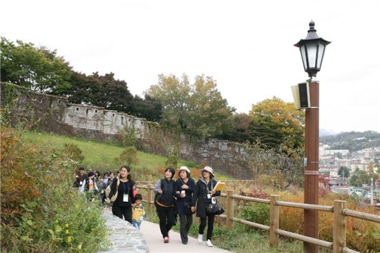 외교사절들 종로에서 한국을 체험하다