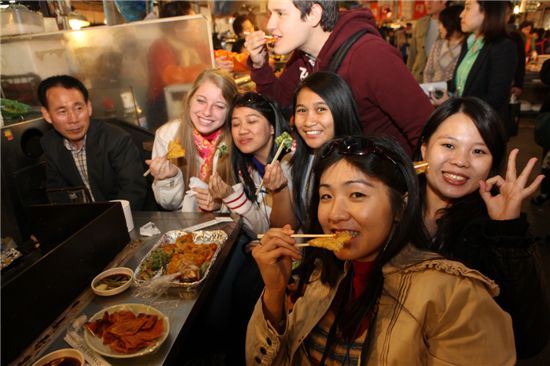 외교사절들 종로에서 한국을 체험하다