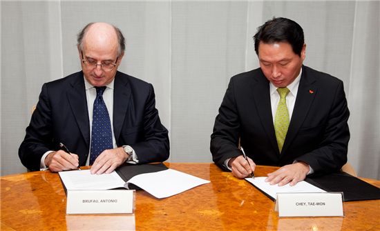 ▲최태원 SK 회장(사진 오른쪽)과 안토니오 브루파우 니우보 렙솔 회장(왼쪽)이 LOI에 서명하고 있다.