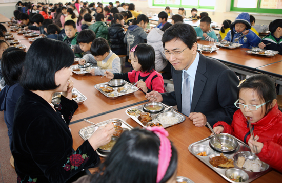 안희정 충남도지사가 지난 3월 무상급식이 시작된 뒤 천안 신계초등학교에서 학생들과 얘기를 나누고 있다.