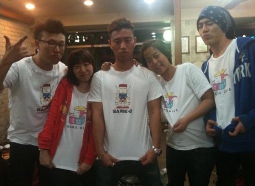 리쌍 회식사진 화제…"개리 티 입은 독수리 오남매?"