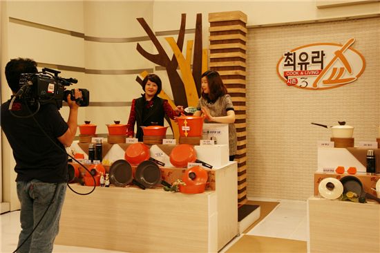 롯데홈쇼핑, '최유라쇼' 2주년 특집방송