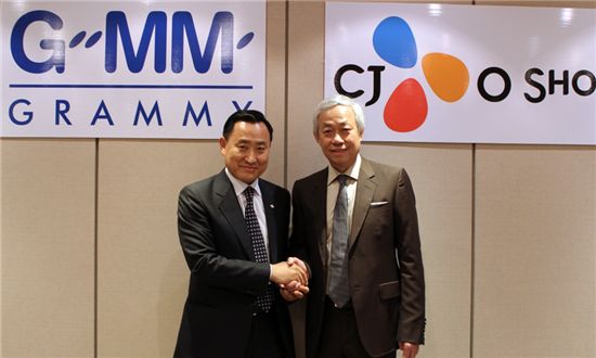 CJ오쇼핑 이해선 대표이사(사진 왼쪽)가 7일 태국 최대 엔터테인먼트그룹 GMM그래미 파이분(Paiboon) 회장(사진 오른쪽)과  태국 홈쇼핑 진출을 위한 합작투자 계약서에 서명 한 후 악수를 나누고 있다

  

