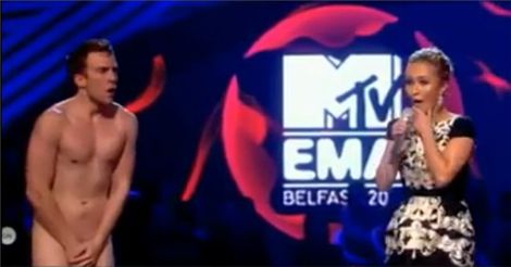 유럽 뮤직 어워즈 시상식에 나체男 난입