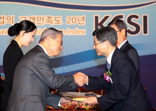 김명룡 본부장(오른쪽)이 송자 총괄리더스클럽위원장으로부터 'CS공헌상'을 수상하고 있다. 
