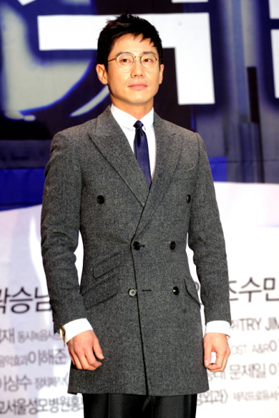 Actor Shin Ha-kyun poses during a press conference for upcoming medical TV series "Brain" held in Seoul, South Korea on November 8, 2011. [KBS]