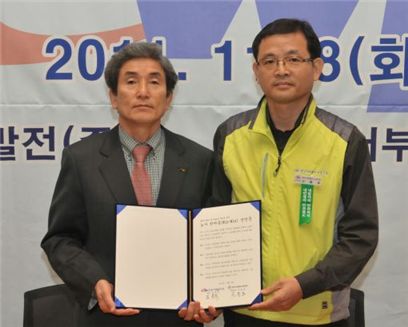 서부발전 김문덕 사장(왼쪽)과 신동호 노조위원장