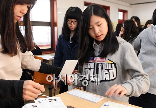 [포토] '수험표 받는 학생들'