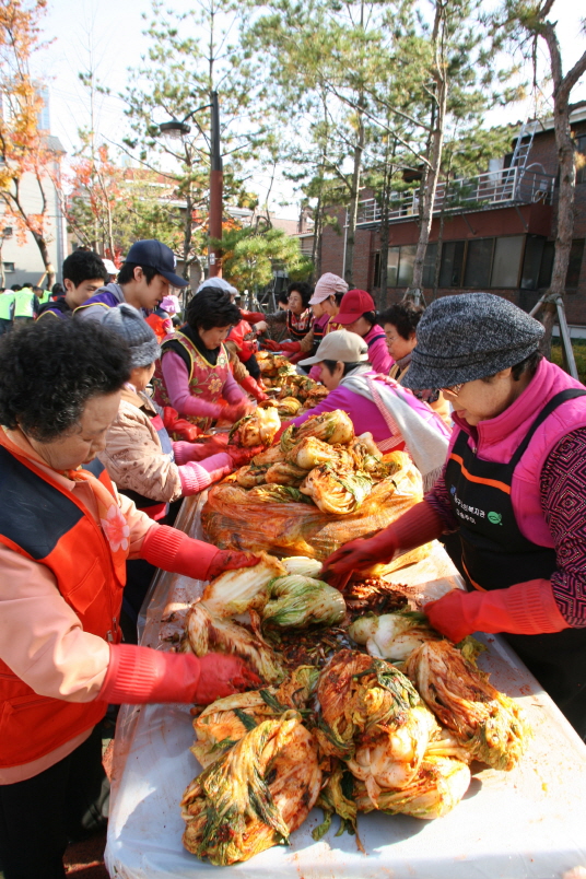 강남구, 골프존 등 협찬으로 김장 6000포기 이웃에 배달