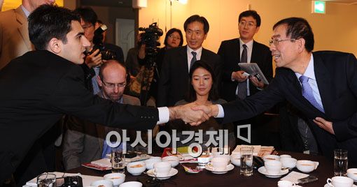 [포토] 박원순, '외신기자와 겸손한 악수'