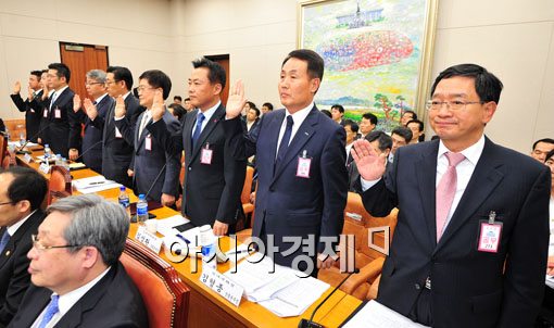 [포토] 국회로 불려간 카드·은행·백화점 임원들