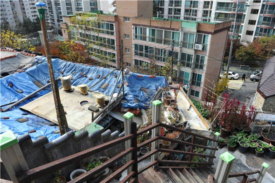 서울시 행촌동 일대의 무허가 건축물. 지붕을 비닐, 기와 등을 이용해 덮어놓았다.