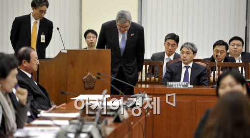 [포토]고개숙인 외교부 장관