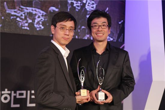 대한민국 게임대상 시상식에서 대상을 수상한 블루홀스튜디오 김강석 대표(왼쪽)와 최우수상을 받은 네오플 강신철 대표가 기념촬영을 하고 있다.