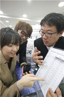 KT는 지난 7월 국내 최초로 선보인 페어 프라이스가 시행 100일 동안 휴대폰 출고가 인하를 유도하고 고객 후생 증진과 선진 유통구조 정착에 기여하고 있다고 10일 밝혔다. 사진은 고객이 올레 매장에 비치된 페어 프라이스 안내표를 보고 휴대폰 개통 상담을 받고 있는 모습.