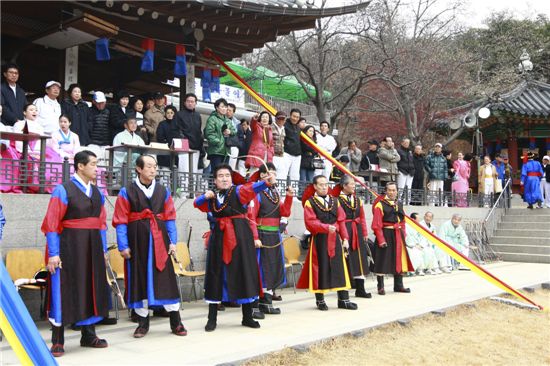 종로구, 황학정서 활쏘기 대회 열어 